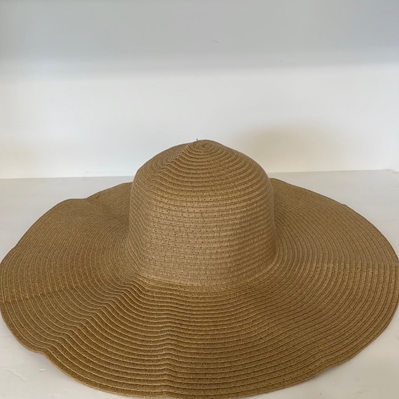 A Packable Beach Hat inside circumference 23 inches estimate. Pull ribbon adj. - Picture 1 of 11